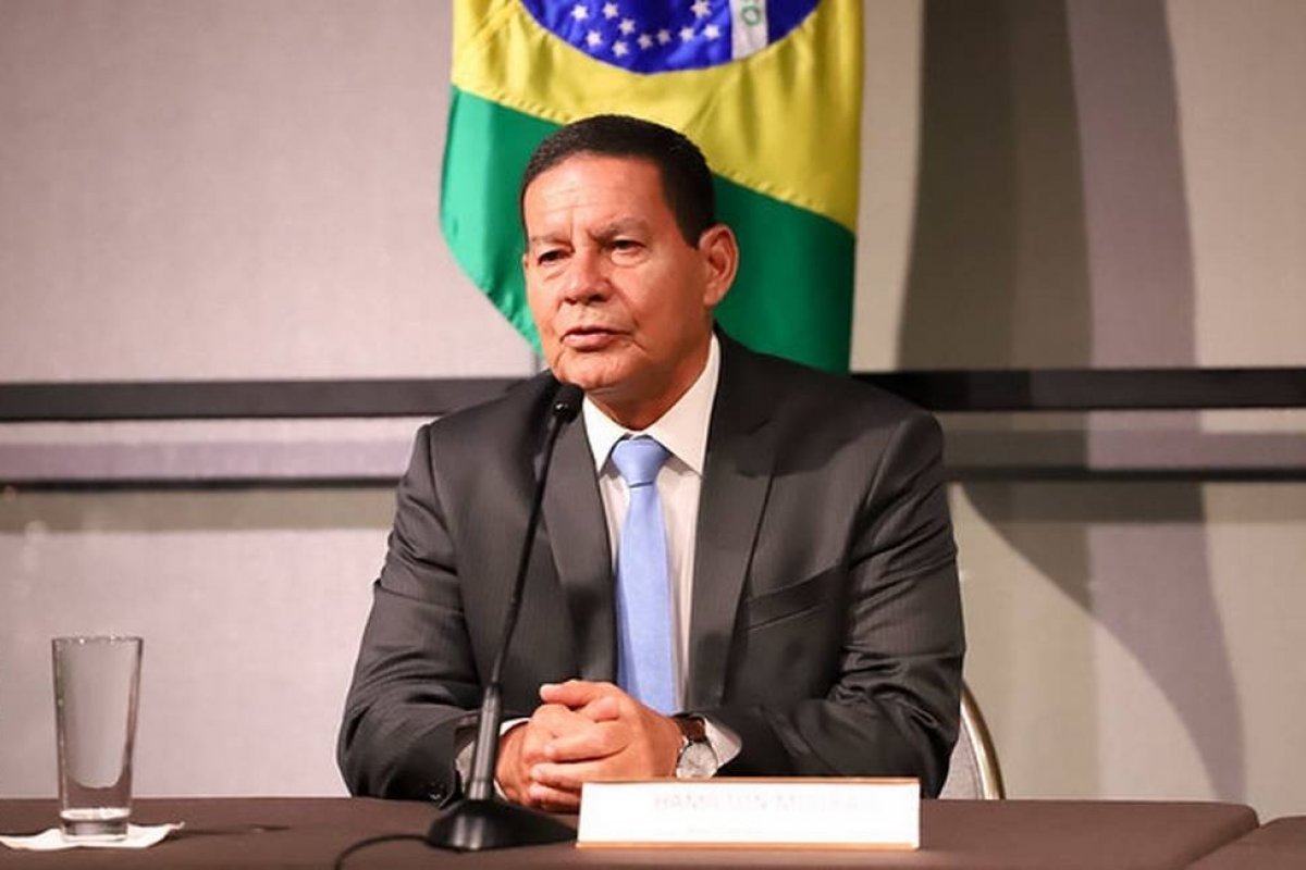 Mourão defende acordo com Centrão e diz que presidente negocia aliança