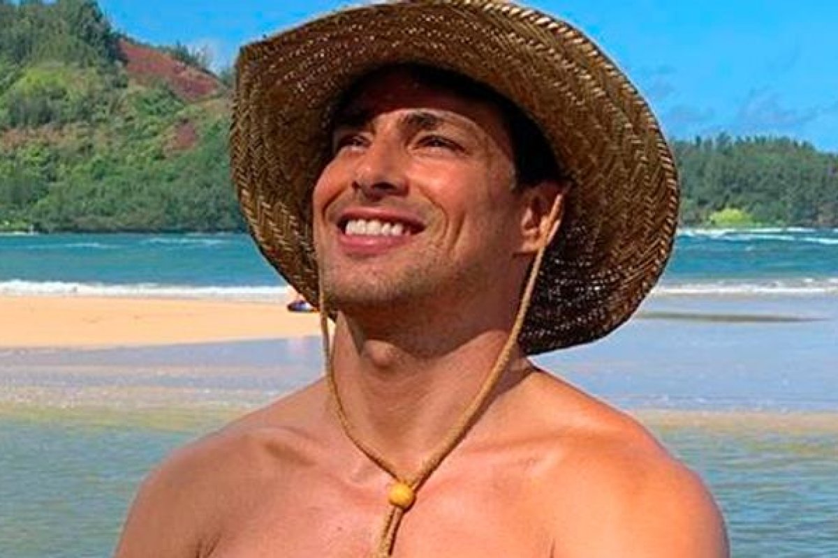 Cauã Reymond exibe físico escultural em clique sem camisa e deixa os fãs agitados: ''Vou te pescar''