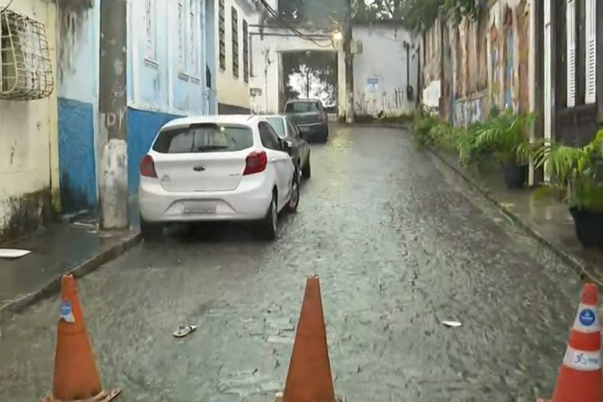 Desabamentos de imóveis provoca interdição de dois pontos no bairro Dois de Julho