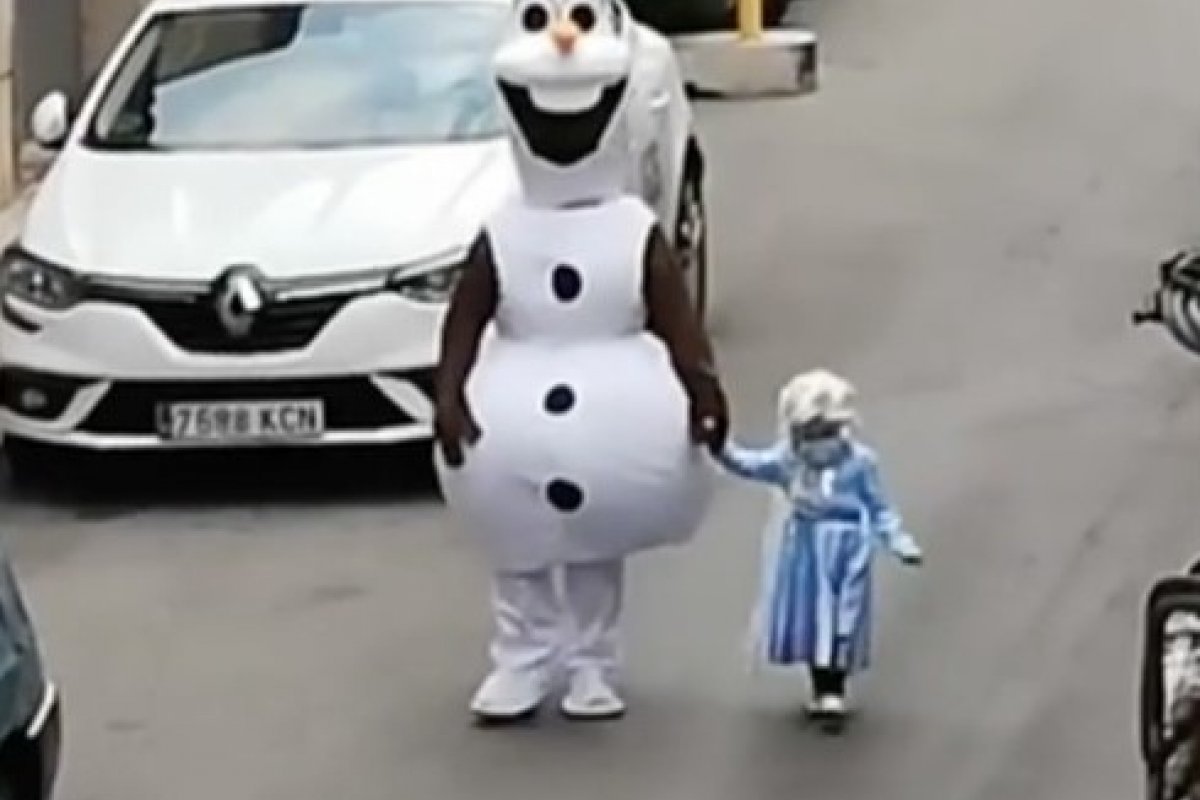 Pai e filha usam fantasias para levar lixo na Espanha