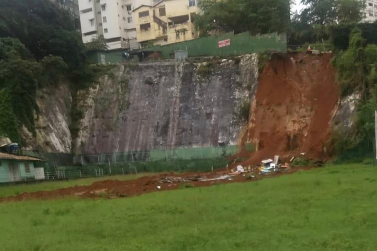 Vídeo: Muro de contenção no Acupe de Brotas cede após tubulação estourar e atinge dois imóveis
