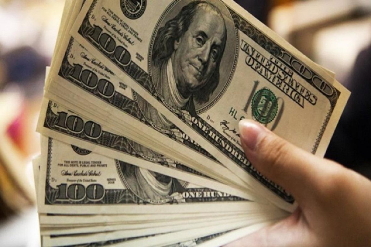 Dólar abre em queda nesta quarta, mas se mantém acima de R$ 5,80