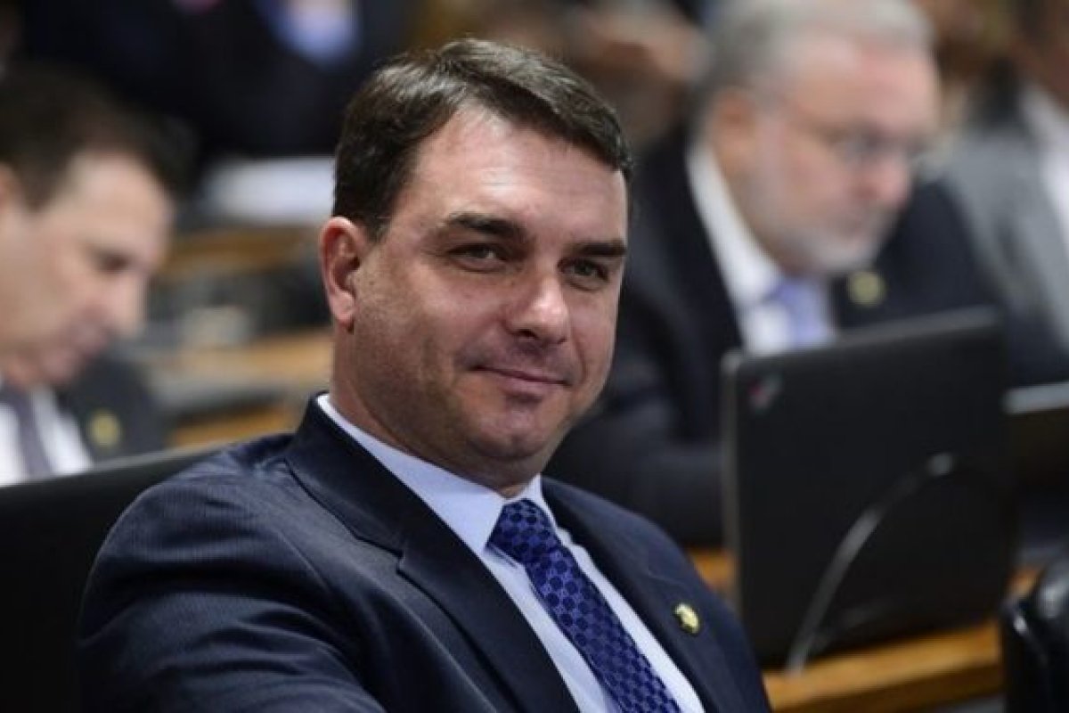 STJ nega recurso de Flávio Bolsonaro sobre investigação da "rachadinha"