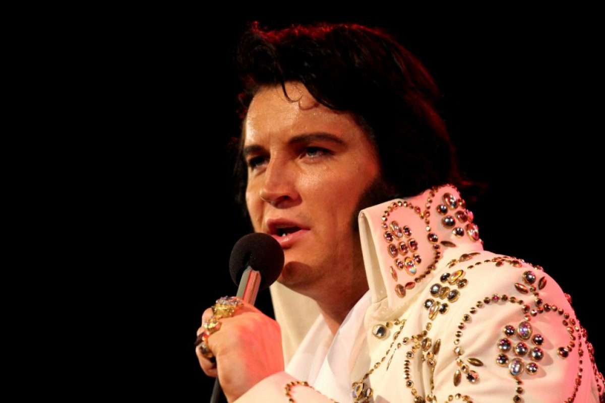 Artista britânico apresenta espetáculo em tributo a Elvis Presley, em Salvador