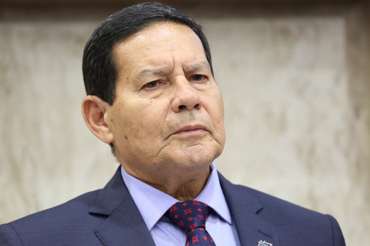 Mourão se posiciona sobre críticas de que generais estariam alinhados à Bolsonaro
