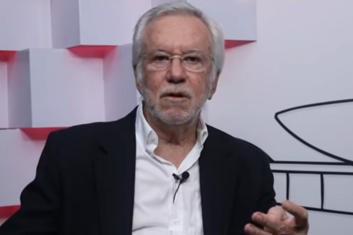 Alexandre Garcia rebate fala de Morrone: 'Máscara se esgarça e cai'