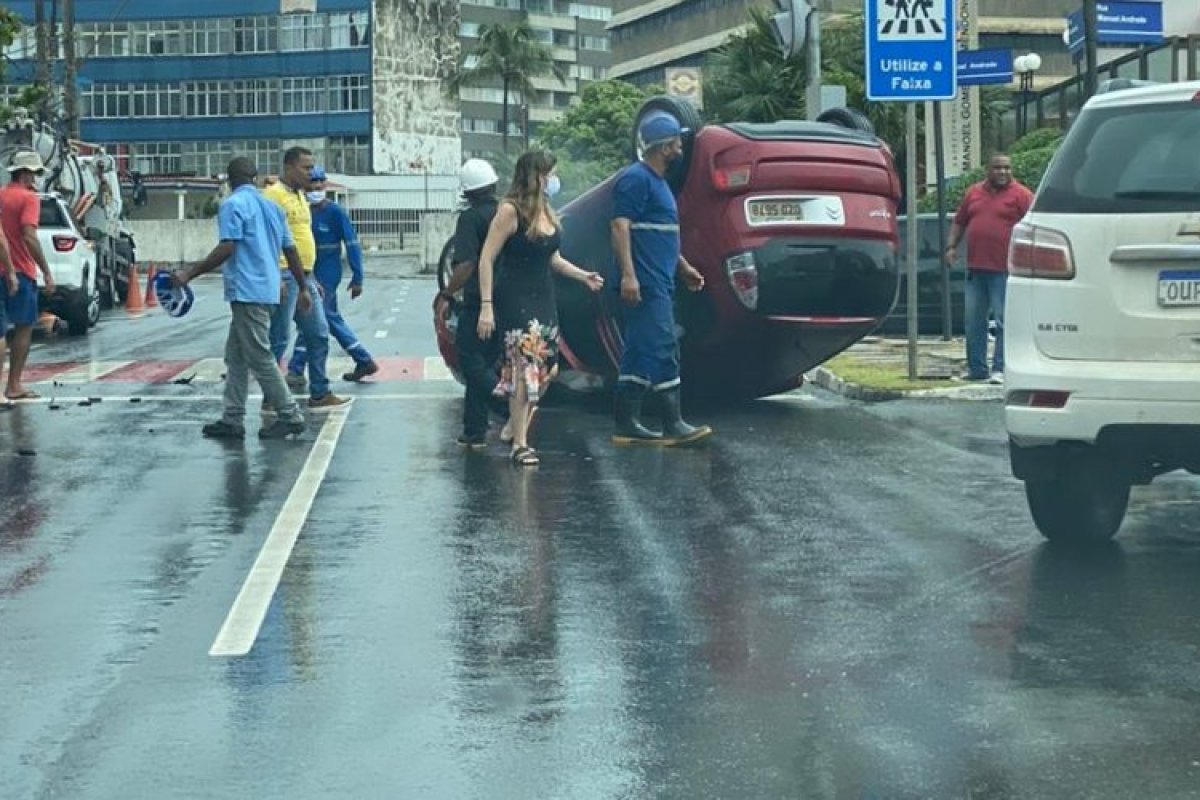 Carro capota no bairro da Pituba, em Salvador
