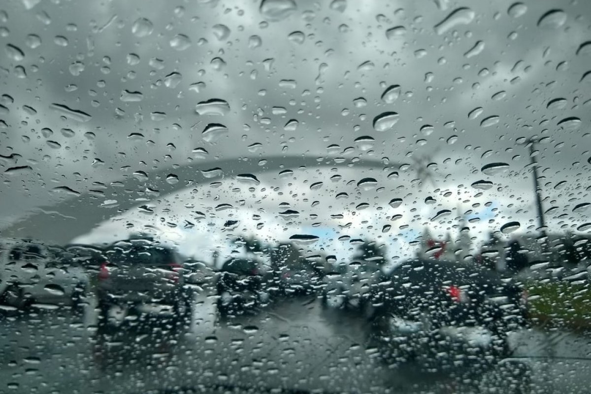 Bairro de Salvador é acionado para os moradores da área evacuarem as casas por risco de deslizamento