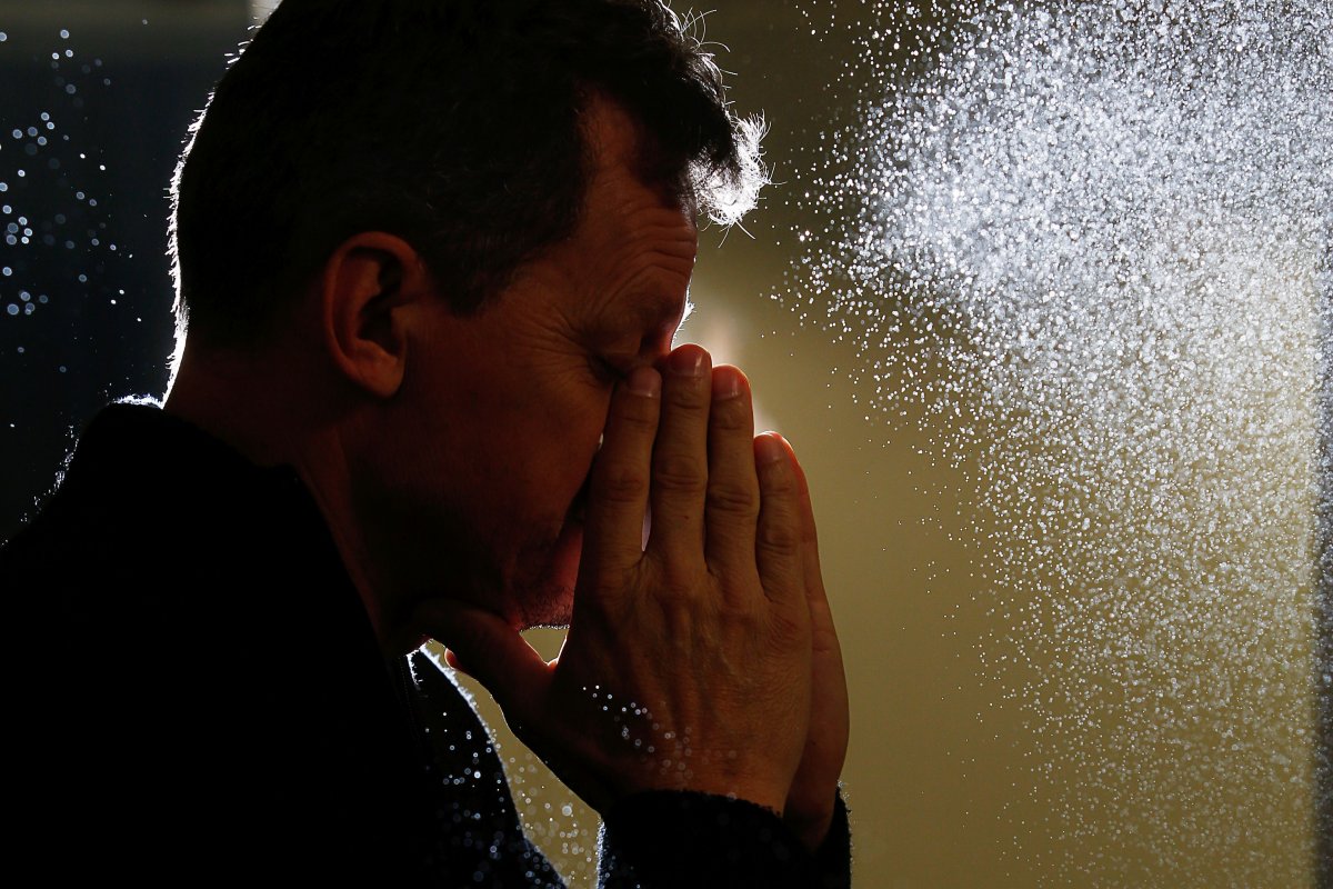 Coronavírus: gotículas geradas em uma conversa podem ficar no ar por mais de 10 minutos, diz estudo