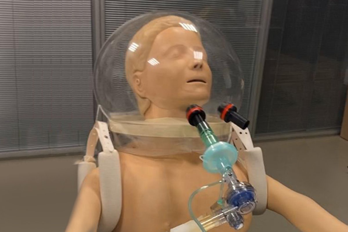 Pesquisadores desenvolvem “capacete-respirador” para tratar pacientes com coronavírus