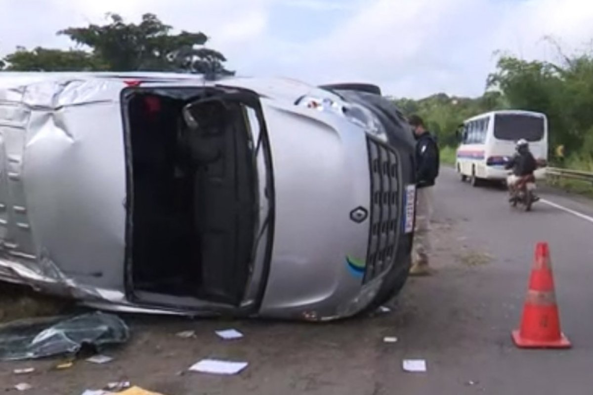 Van capota na BR-324 e deixa feridos