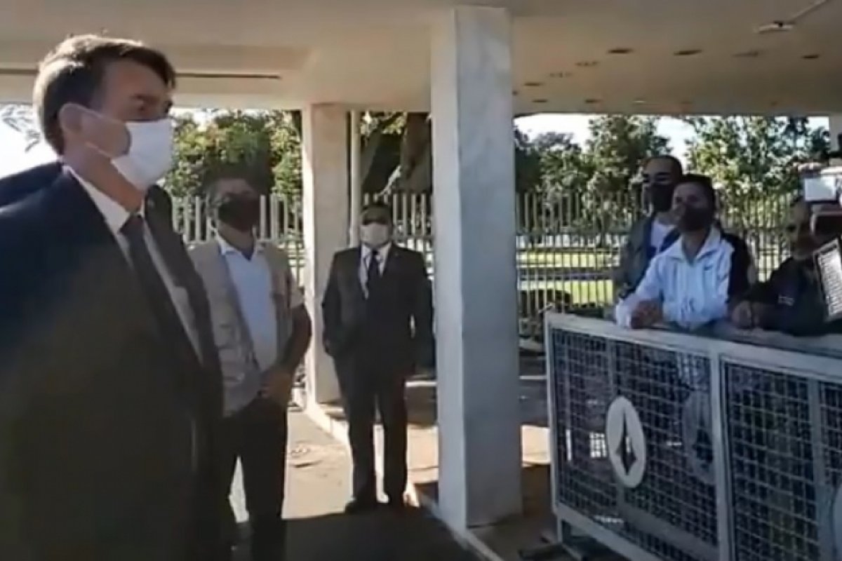 Coronavírus: 'O Brasil está se tornando um País de pobres', diz Bolsonaro em relação as medidas adotadas por governadores e prefeitos