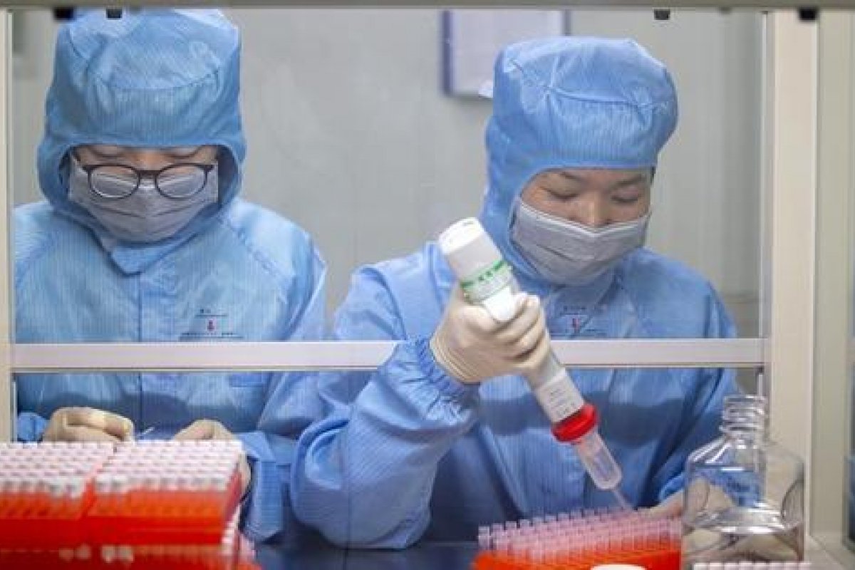 Agência Europeia de Medicamentos (EMA) diz que vacina será possível em cerca de um ano