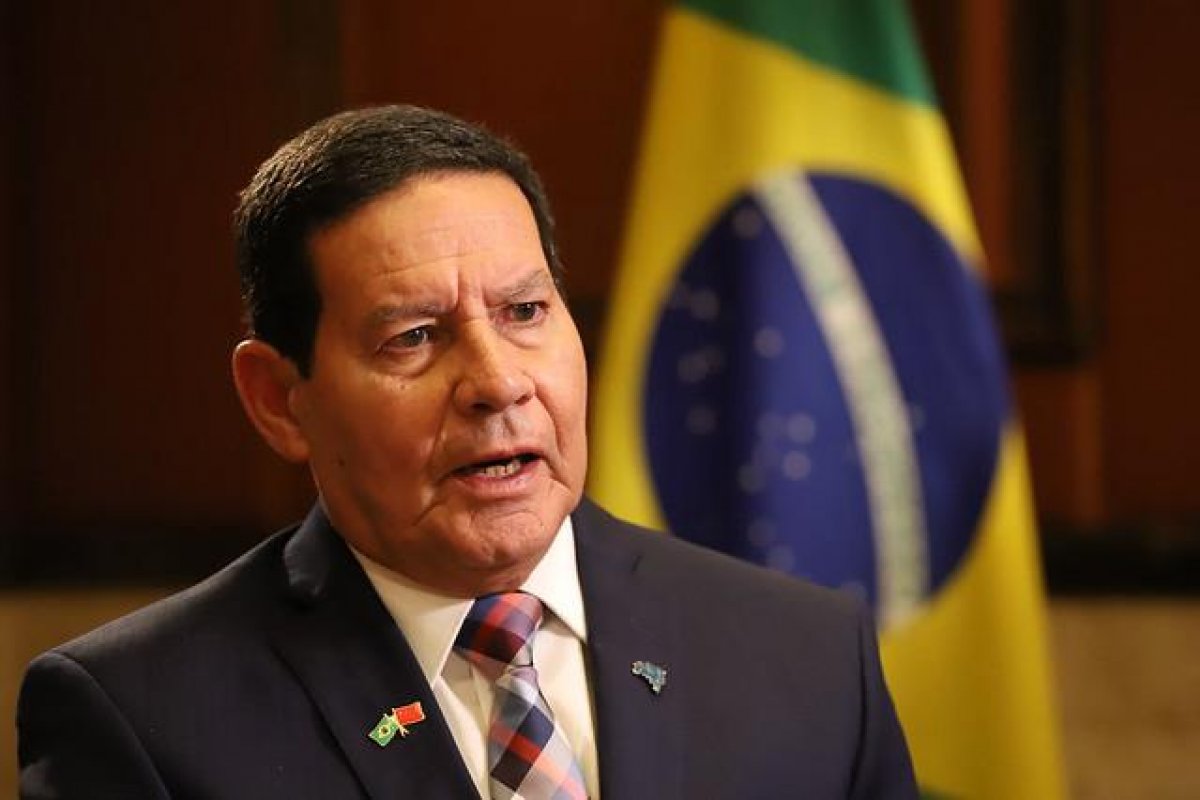 Mourão publica artigo afirmando que coronavírus causou "estrago institucional"