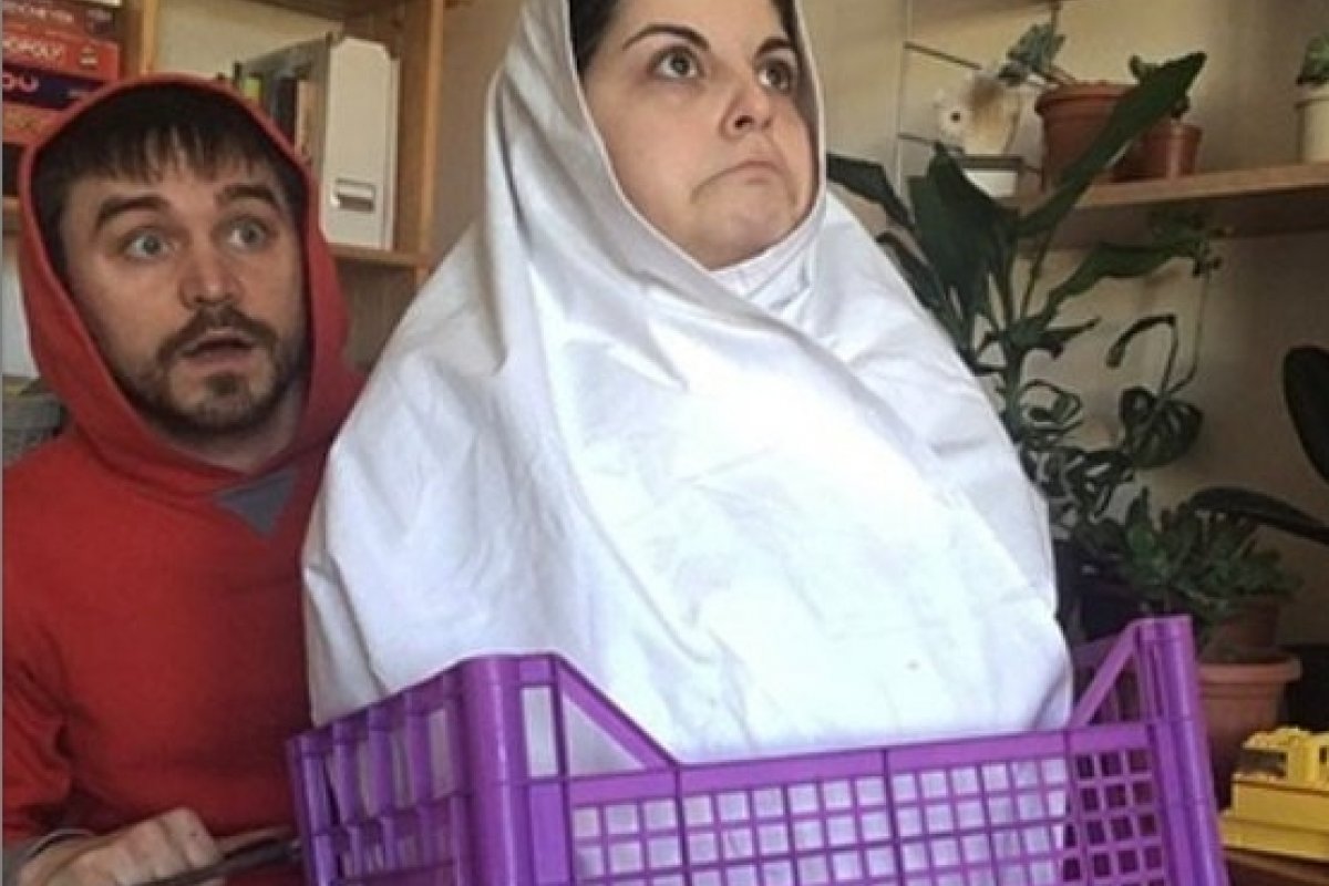 Casal de atores aproveita quarentena para recria cenas clássicas de filmes