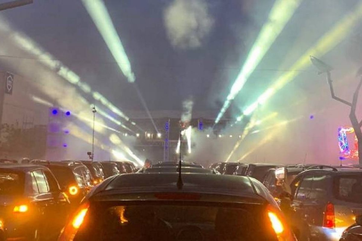 Casa noturna na Alemanha promove 'rave drive-in' com até duas pessoas por carro