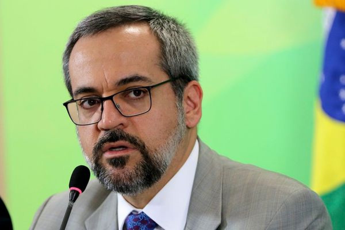 Weintraub admite pela primeira vez que Enem tem chance de ser adiado