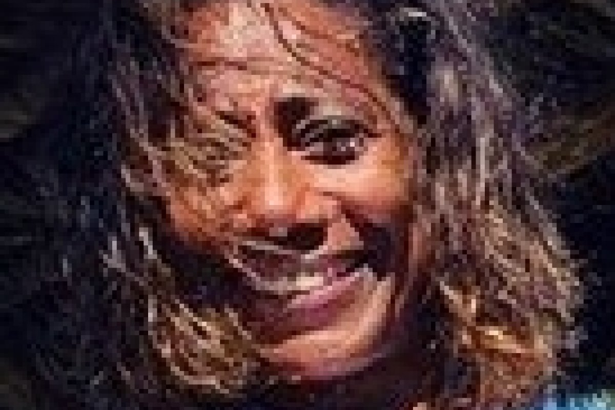 Com um biquíni minúsculo, Gloria Maria curte dia de sol na Bahia