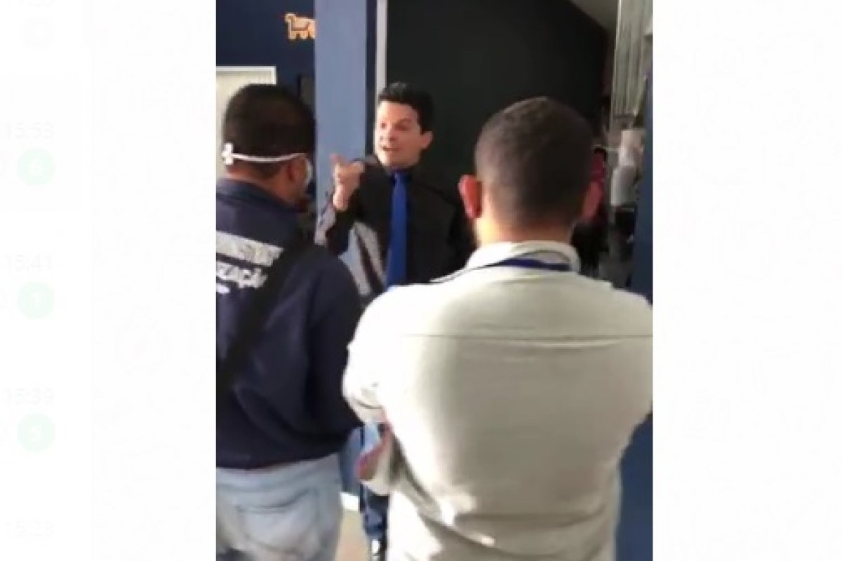 "Aqui você não manda não, aqui é lei federal", diz vereador após fiscais tentarem interditar barbearia em Vitória da Conquista