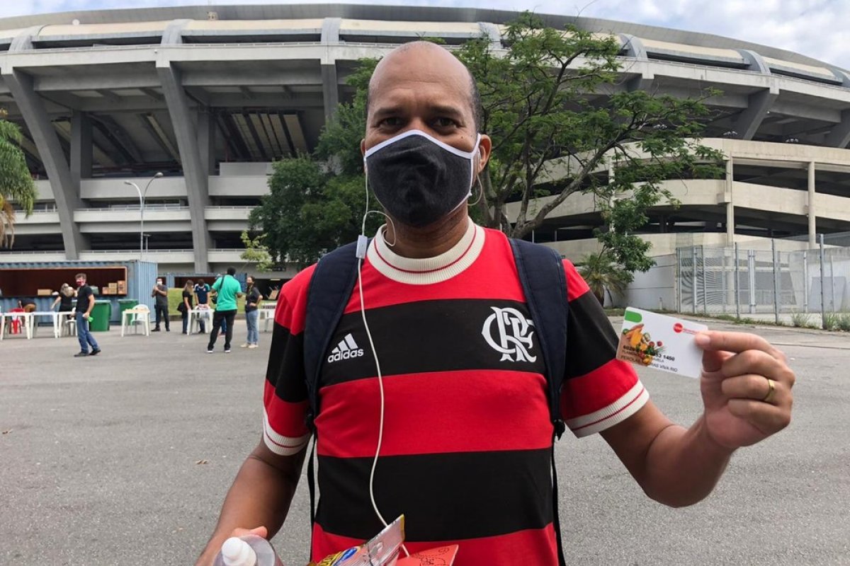 Flamengo distribui máscaras e auxílio para ambulantes afetados pela pandemia