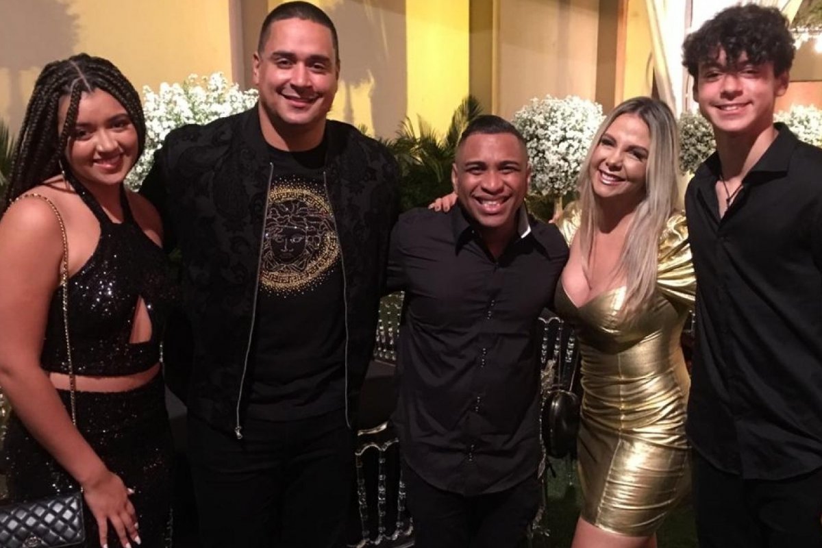 Ao lado de Xanddy e dos filhos, Carla Perez curte festa na Bahia