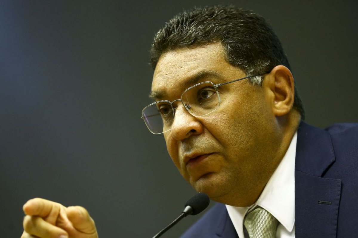 Economia Regra de ouro não será cumprida nos próximos anos, diz Mansueto