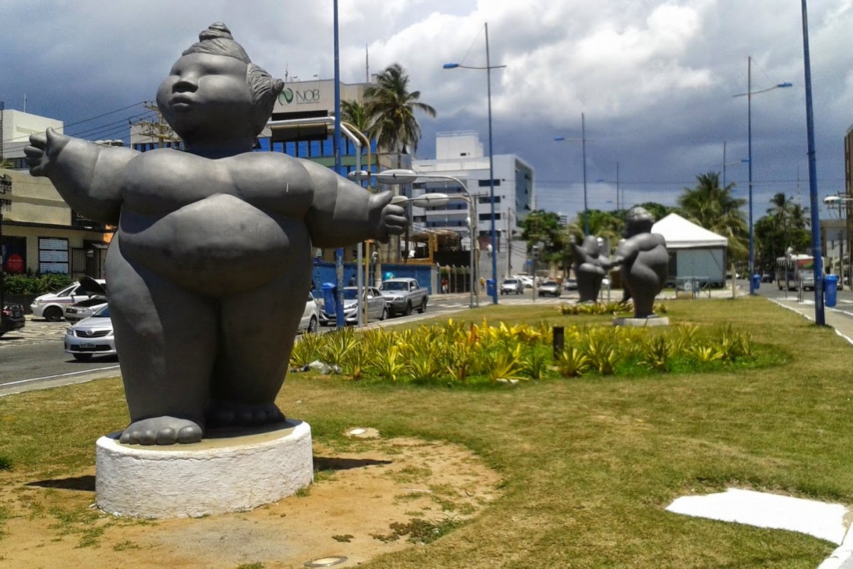 Esculturas das 'gordinhas' ganham máscaras como símbolo de luta contra a Covid-19