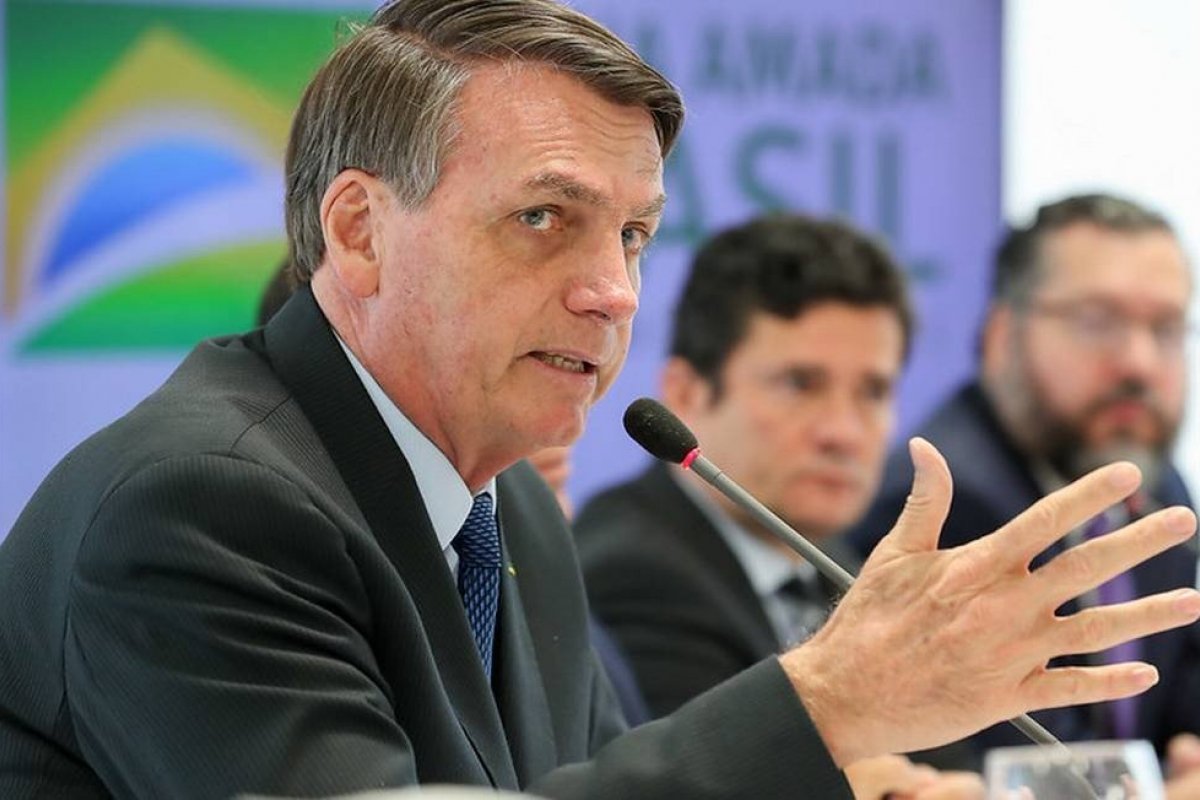 "O serviço de informação nosso, todos, é uma vergonha", disse Bolsonaro em reunião ministerial