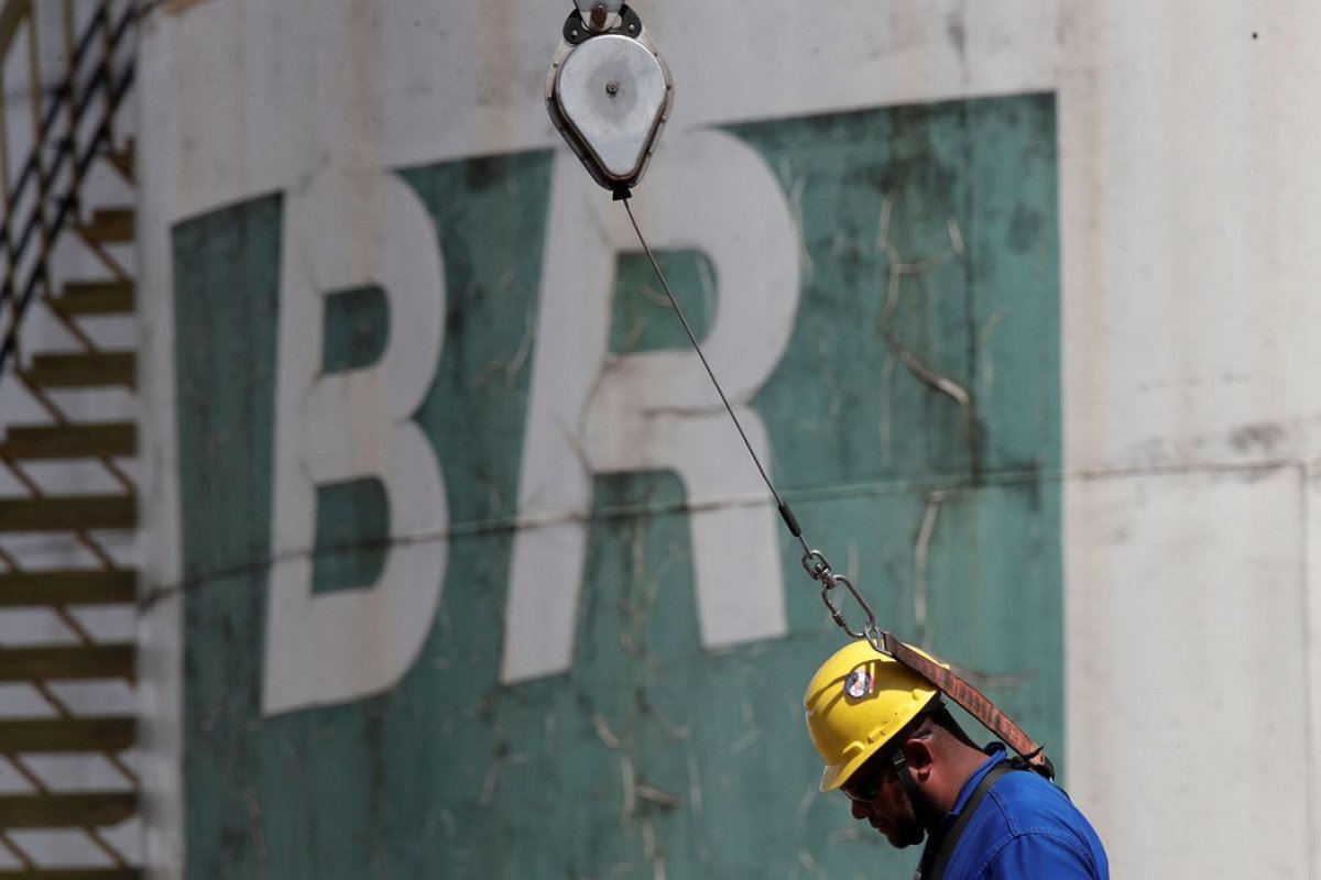 Petrobras registra prejuízo de R$ 48 bilhões 