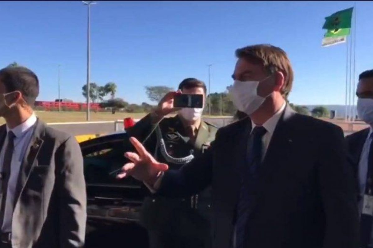 Bolsonaro diz que falou 'PF' durante reunião