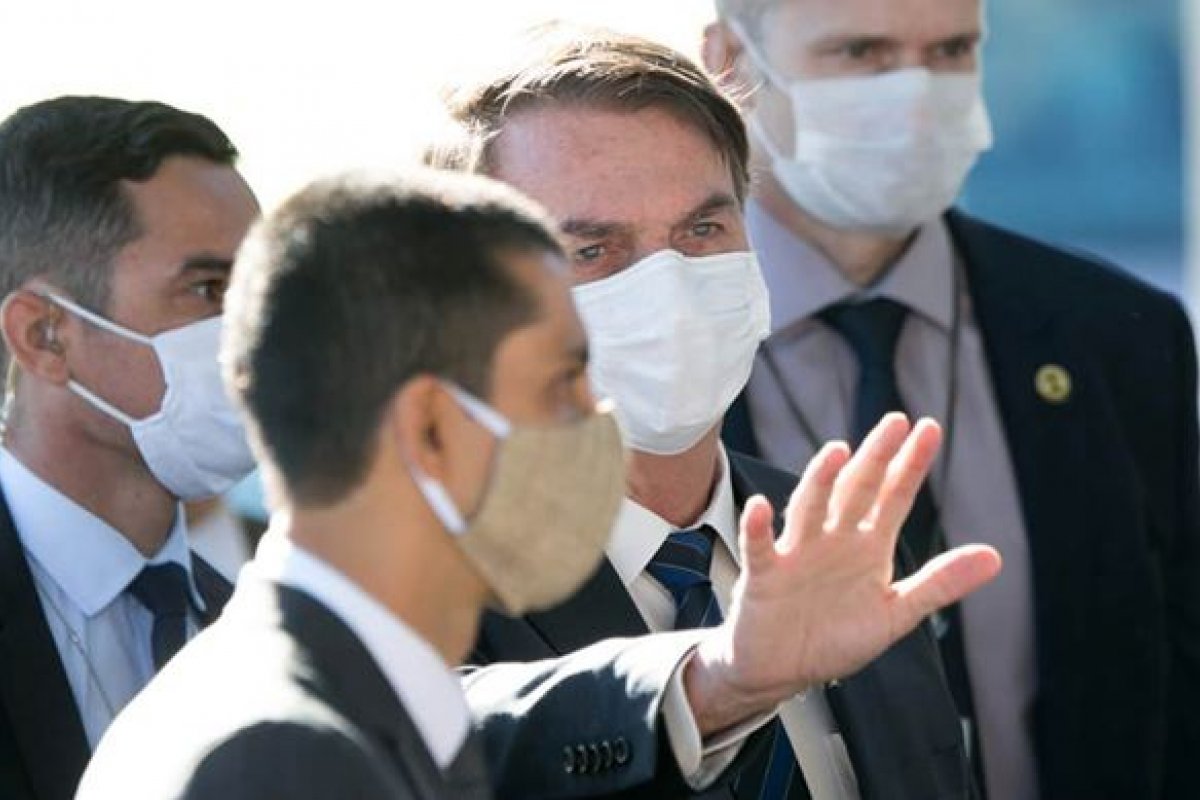 Presidente afirma que será alterado protocolo do Ministério da Saúde sobre cloroquina nesta sexta (15)