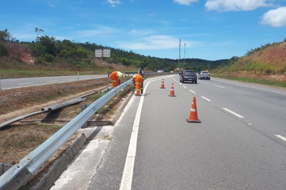Faixa da BA-093 é interditada no trecho de Simões Filho, na Bahia