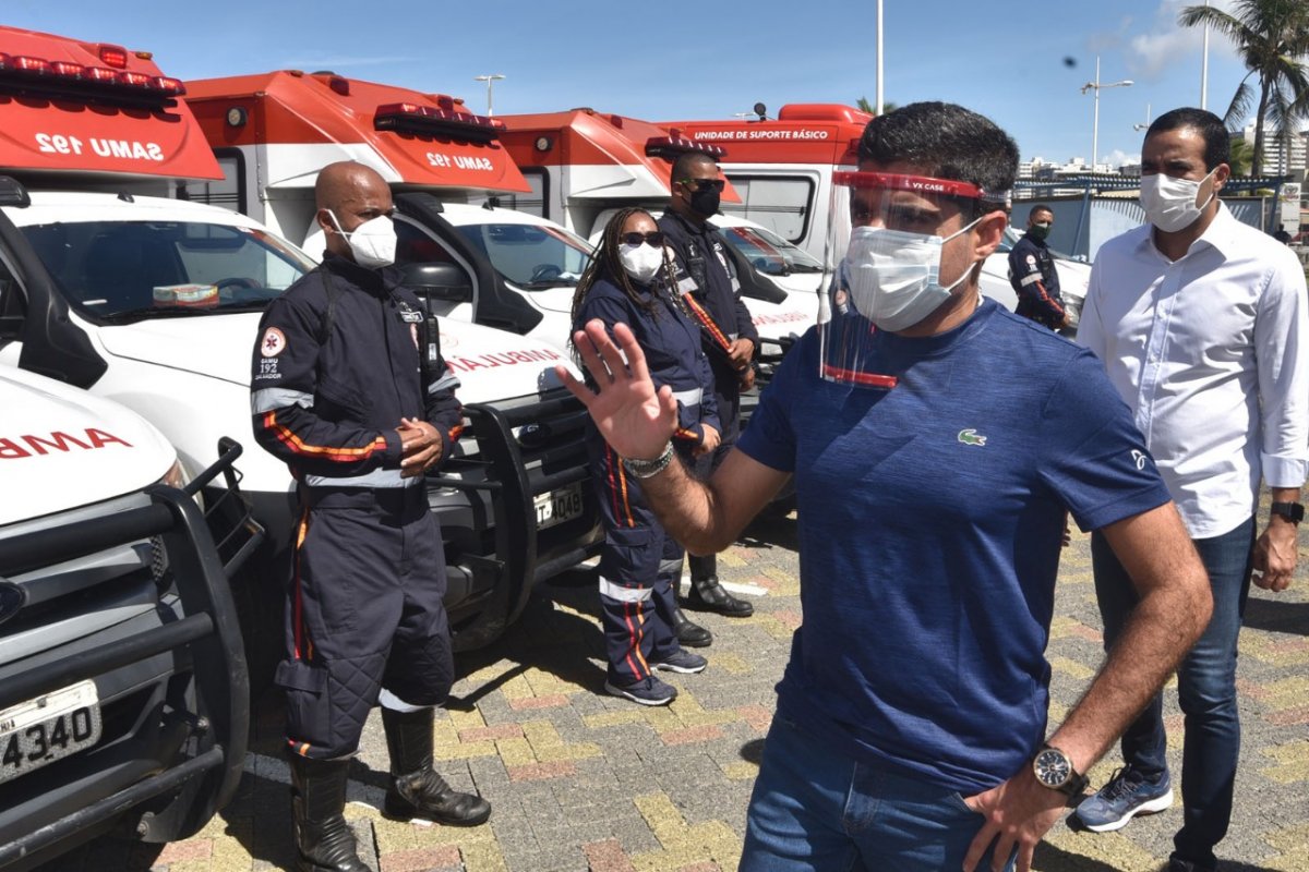 Ambulâncias são entregues pela prefeitura para combate ao coronavírus