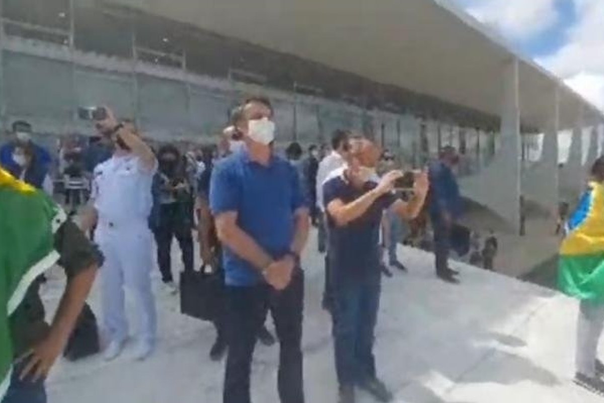 Bolsonaro cumprimenta manifestantes no Palácio do Planalto
