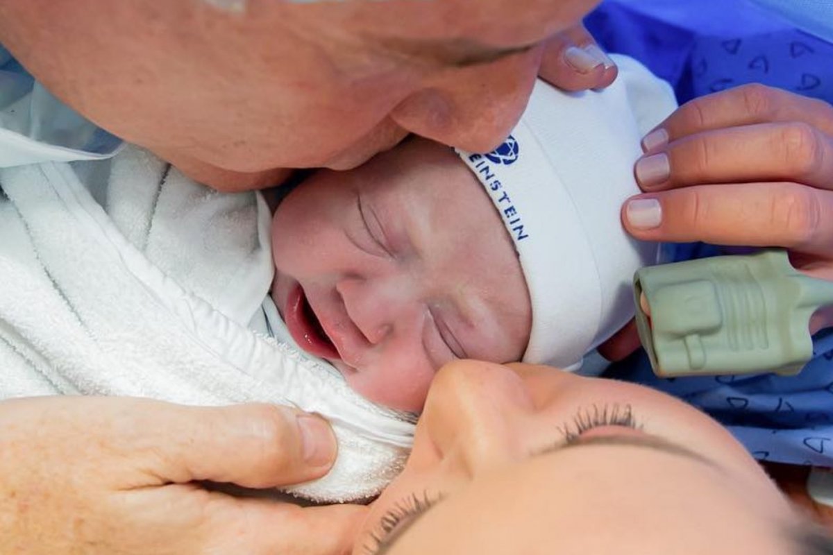 Roberto Justus e Ana Paula Siebert mostram 1ª foto da filha que nasceu na manhã deste domingo em SP