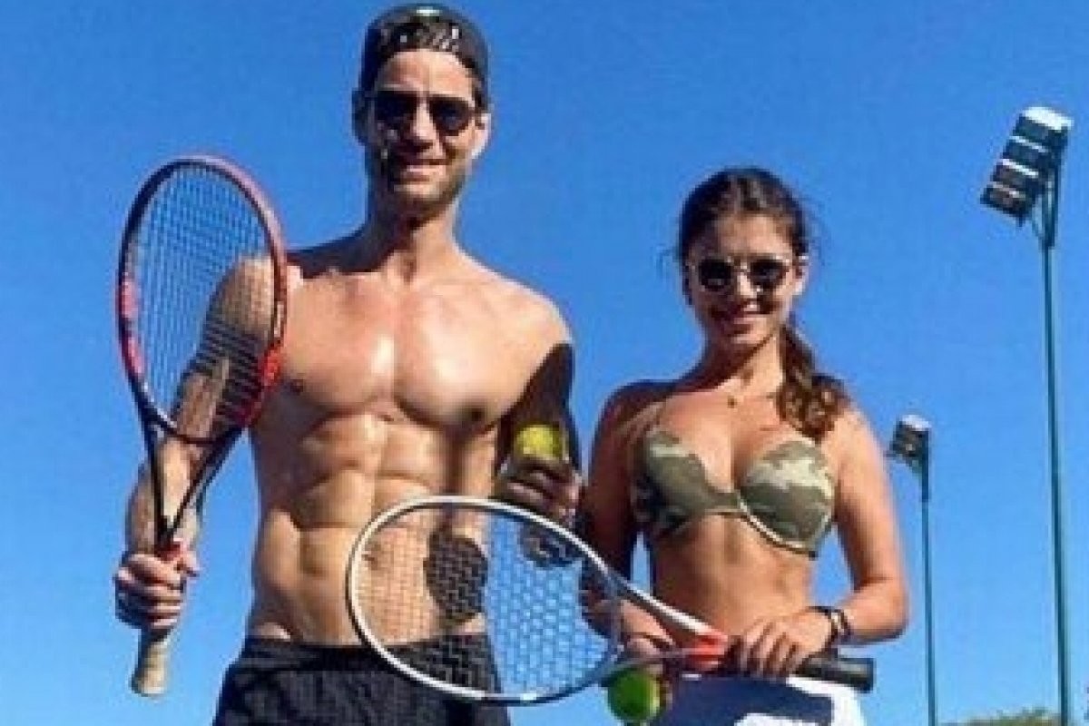 Paula Fernandes joga tênis com o namorado e ganha elogios na web