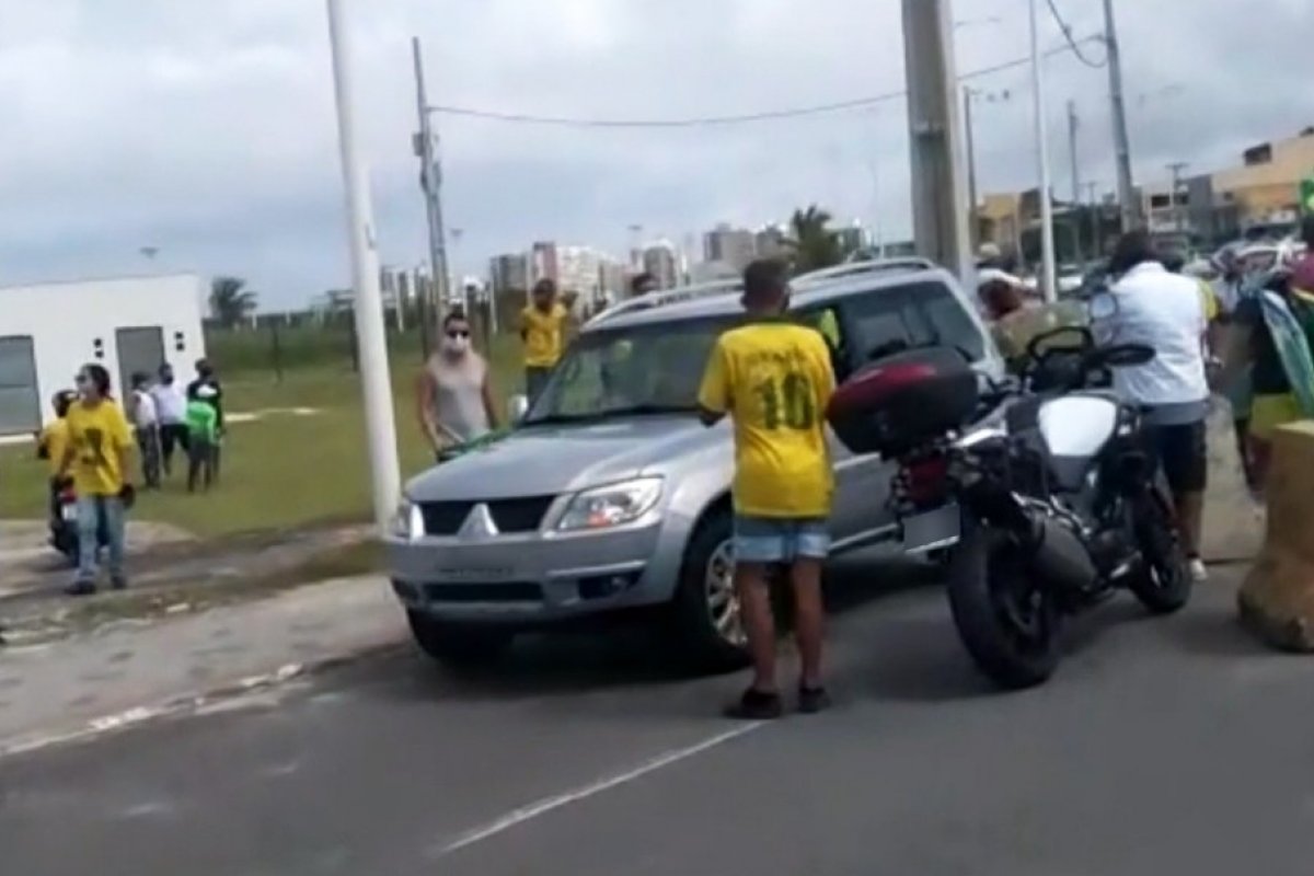 Motoristas que invadiram área bloqueada durante carreata serão multados