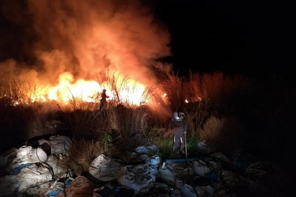 Armazém de reciclagem é atingido por incêndio em Luís Eduardo Magalhães