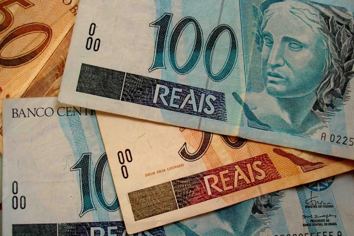 Em meio à crise, Estados dão reajuste salarial a servidor público