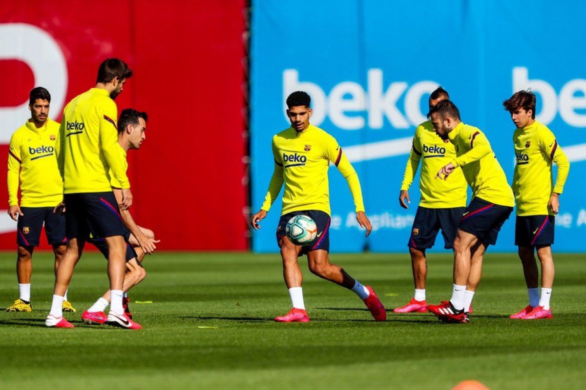 Barcelona retoma treinos coletivos com número máximo de dez jogadores