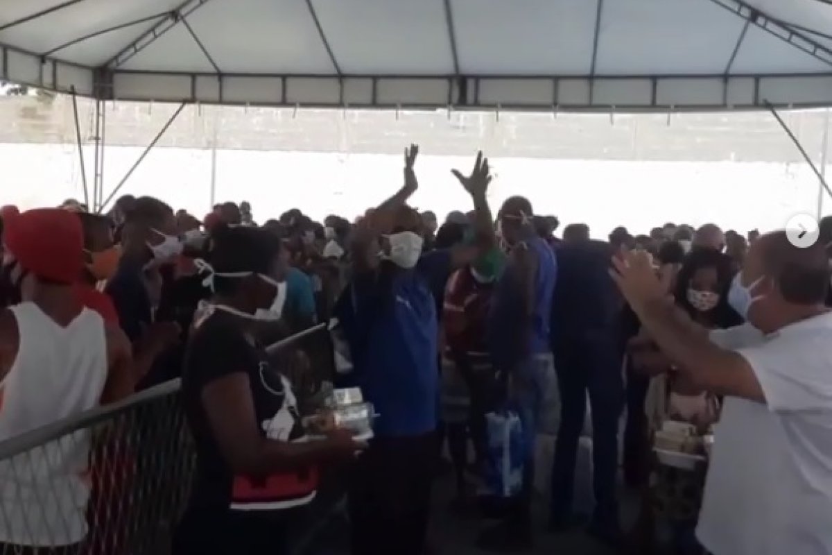 Entrega de alimentos provoca aglomeração de pessoas no bairro de Pau da Lima, em Salvador