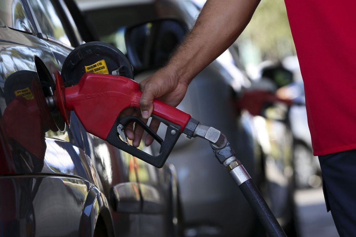 Preço médio de revenda da gasolina acumula queda de 17,11%, diz ANP
