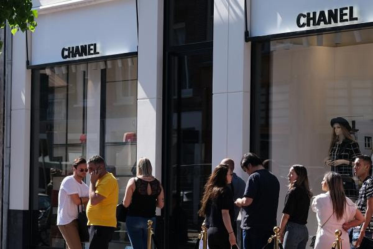 Em plena pandemia, Chanel anuncia aumento nos preços e clientes formam filas nas lojas