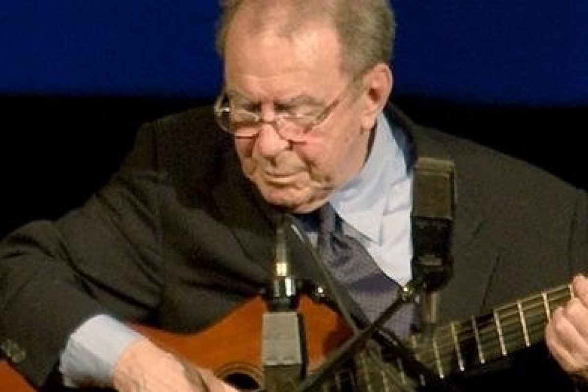 Famosos se manifestam sobre a morte de João Gilberto, pai da bossa nova e lenda da música brasileira