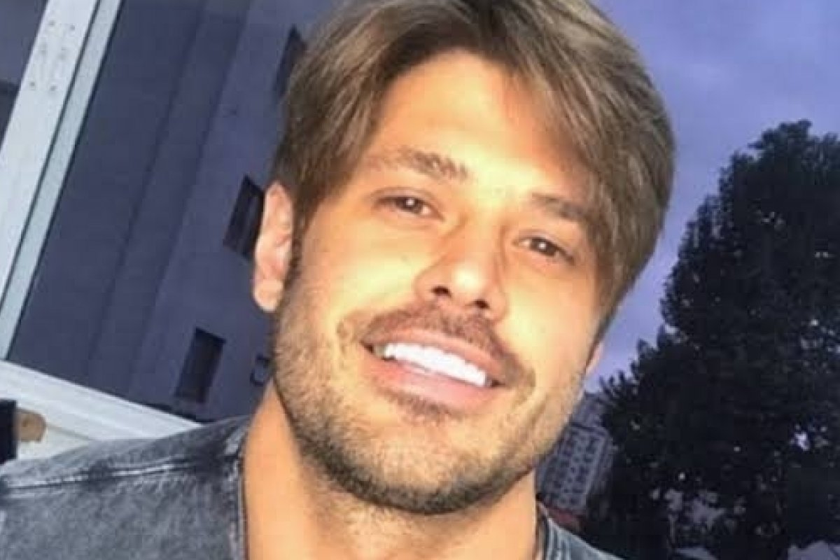 Barraco na web entre Dado Dolabella e Cesar Menotti por causa de bacon gera polêmica .