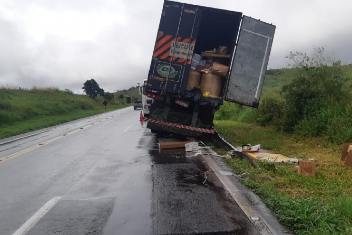 Cinco pessoas são presas após saque a caminhão tombado na rodovia