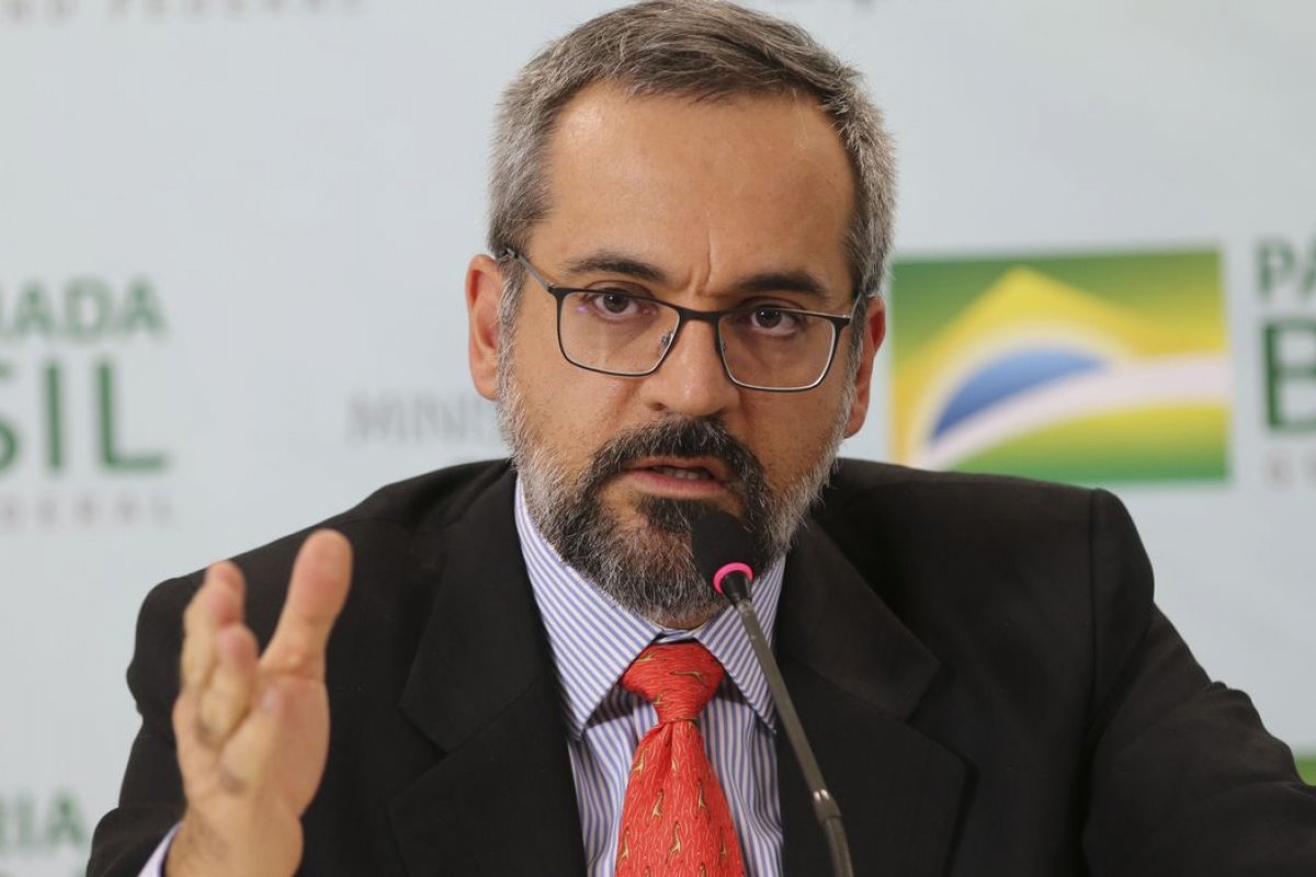 Ministro da educação afirma que pode adiar o Enem