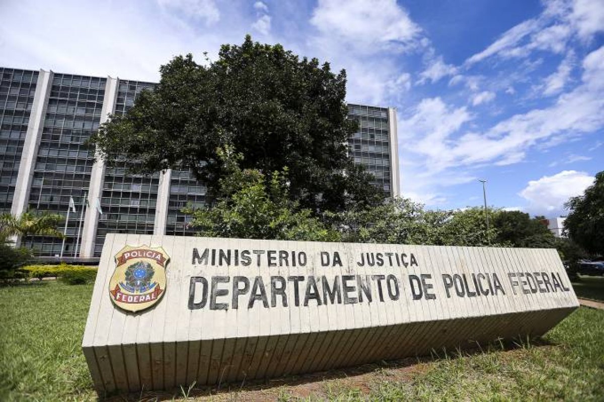 Em novo depoimento, delegado diz que Ramagem o levou para encontro com Bolsonaro