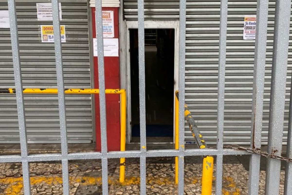 Homens armados utilizam farda da Limburb em assalto de loja na Liberdade, em Salvador