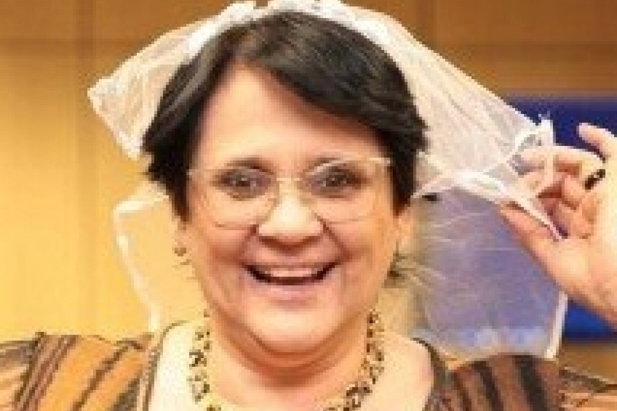 Ministra Damares Alves arma festa caipira e usa véu de noiva